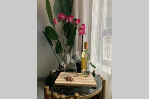Modern 1 Bedroom Apartment. Elevated Living