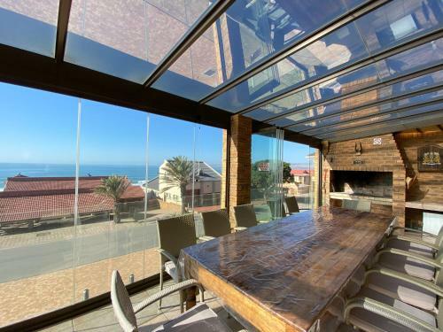 Bob Bouwer Sea View Apartment