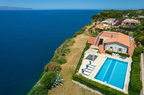 Splendida Villa Con Vista Mozzafiato E Piscina