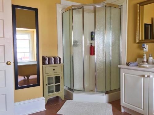 Bed & Breakfast At Wit's Inn