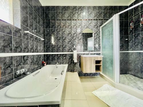 Entire House In Beacon Bay - Golden Location