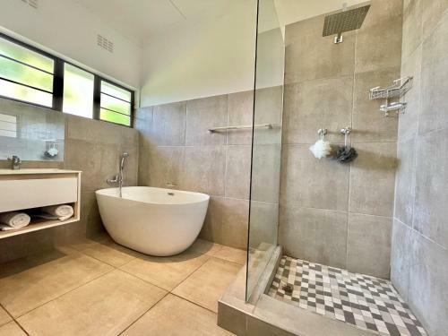 Entire House In Beacon Bay - Golden Location