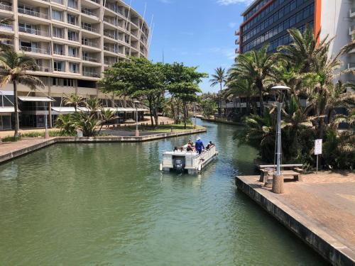 Luxury Beach Front Apartment On Canal - Spacious +