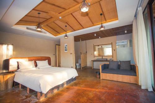 Mogan Mountain West House Hotel