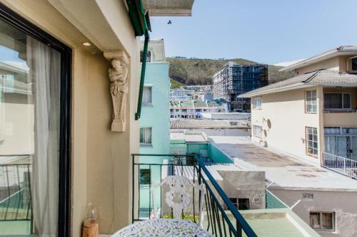 Cosy And Classy Sea Point Apartment