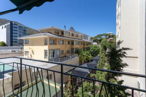 Cosy And Classy Sea Point Apartment