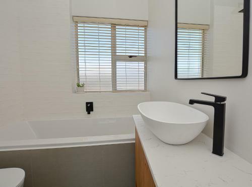 Beautiful Big Bay Apartment In Beach Club