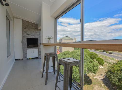 Beautiful Big Bay Apartment In Beach Club