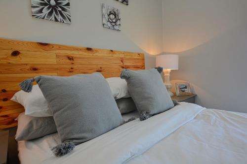 Beautiful Big Bay Apartment In Beach Club