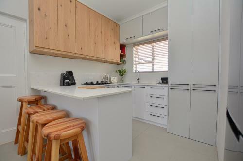 Beautiful Big Bay Apartment In Beach Club