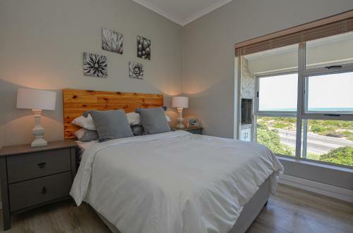 Beautiful Big Bay Apartment In Beach Club