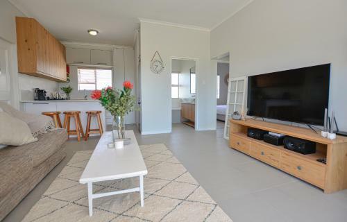 Beautiful Big Bay Apartment In Beach Club