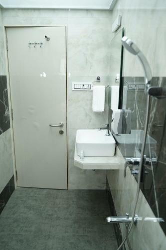 Hotel Naaz Executive Near T2 Airport