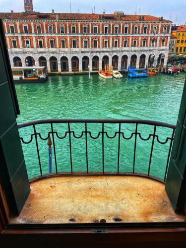 Hostal Locanda Leon Bianco On The Grand Canal