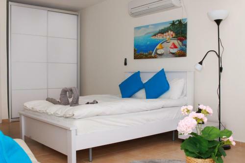 Modern Apartment With Lake View