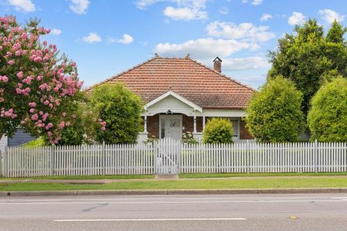 Historic Holiday Home / Cessnock