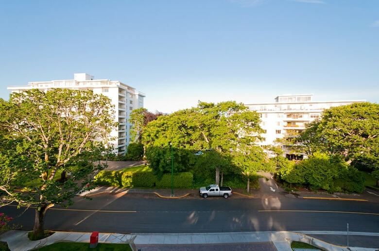 Oak Bay Beach Hotel - Sea View