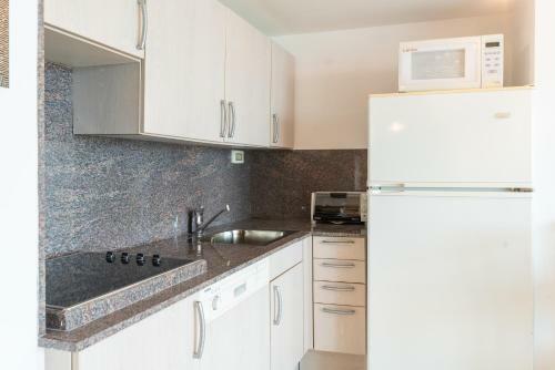 Apartamento Beachfront Property With Balcony And Pool Access