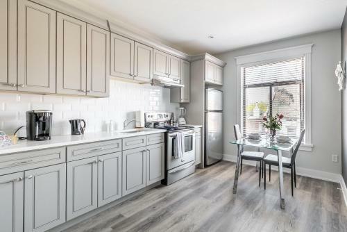 Upscale 1br With King Bed - Boutique Apartment - Prime Location!