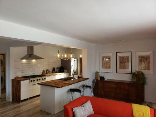 Apartamento The Orange Suite 2br Vintage Vibe, Chefs Kitchen