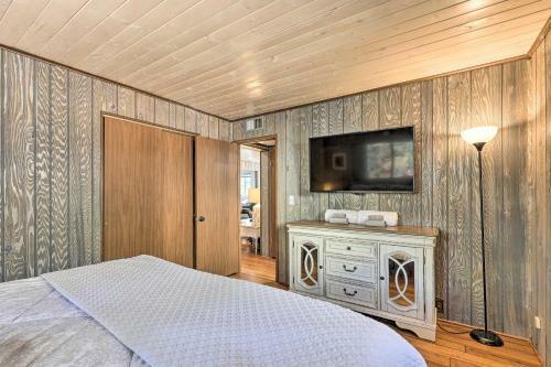 Cozy Pine Cabin With Fire Pit, Deck And Grill!