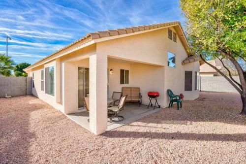 Cozy Hidden Gem - 3br With Den & Private Backyard