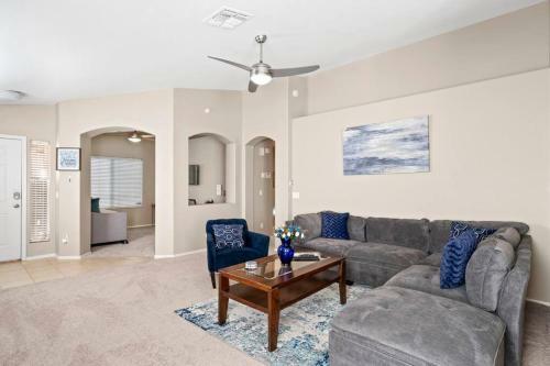 Cozy Hidden Gem - 3br With Den & Private Backyard