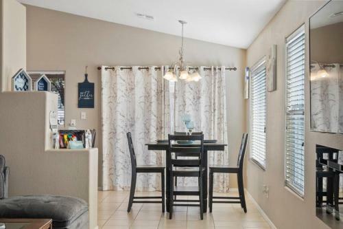 Cozy Hidden Gem - 3br With Den & Private Backyard
