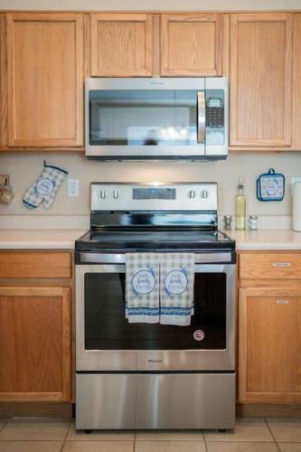 Cozy Hidden Gem - 3br With Den & Private Backyard