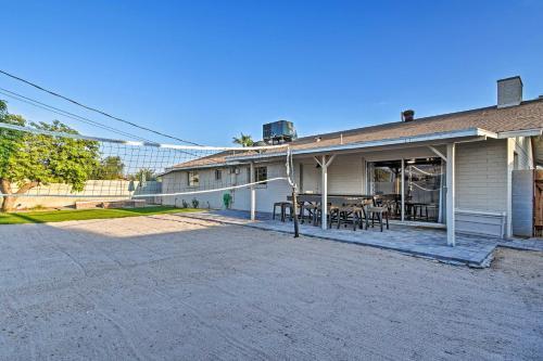 Tempe Retreat With Volleyball Court And Fire Pit!
