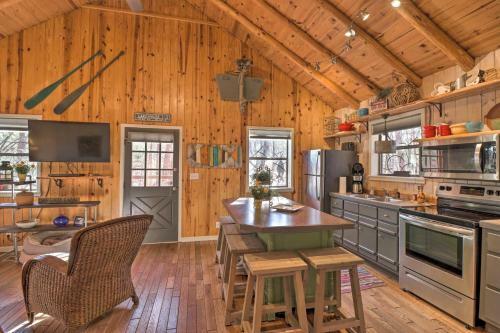 Scenic Greers Ferry Cabin With Deck And Fire Pit!