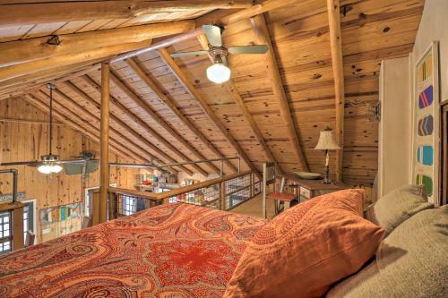 Scenic Greers Ferry Cabin With Deck And Fire Pit!