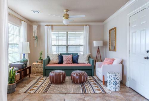 Spacious Cottage Getaway - Royal Beds, Fireplace