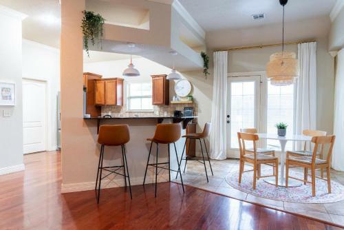 Spacious Cottage Getaway - Royal Beds, Fireplace