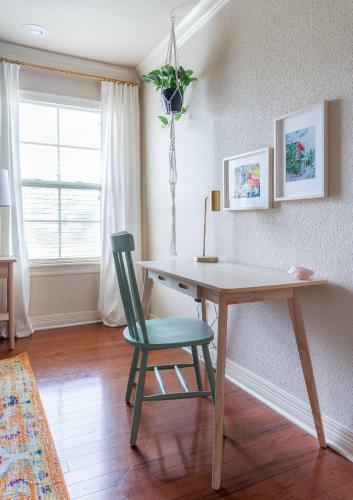 Spacious Cottage Getaway - Royal Beds, Fireplace