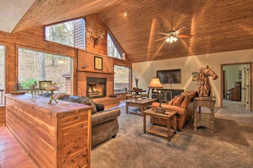 Luxury Hot Springs Cabin With Deck Near Lake Hamilton