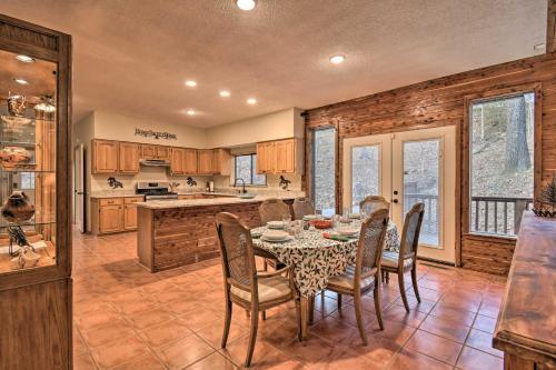 Luxury Hot Springs Cabin With Deck Near Lake Hamilton