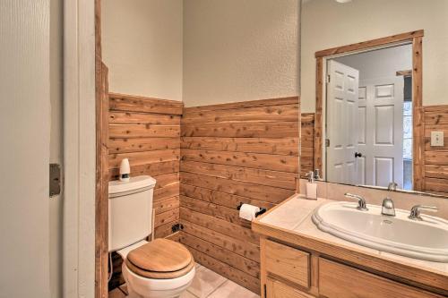 Luxury Hot Springs Cabin With Deck Near Lake Hamilton