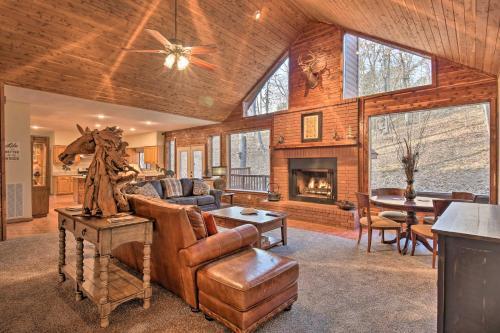 Luxury Hot Springs Cabin With Deck Near Lake Hamilton