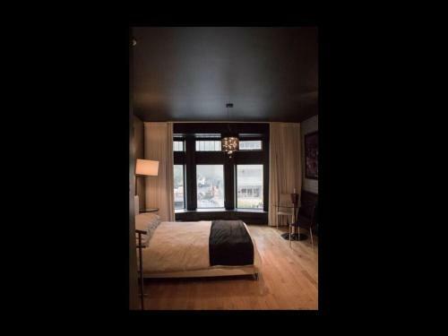 Golden District Mcgill Downtown Stays Studios Design 17