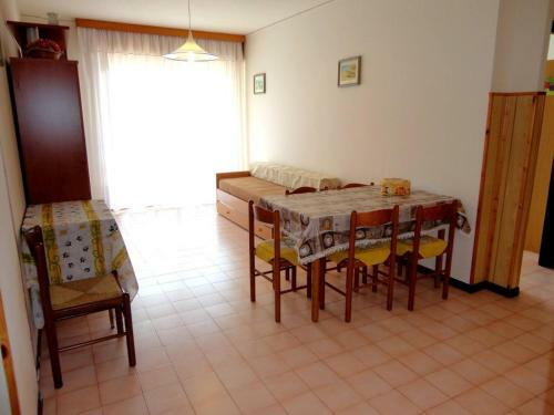 Beautiful Apartment For 5 People -terrace-pool-tv