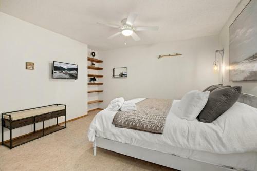 Hillside Hideaway - Lake Views And Lake Access - Hot Tub!