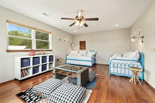 Hillside Hideaway - Lake Views And Lake Access - Hot Tub!