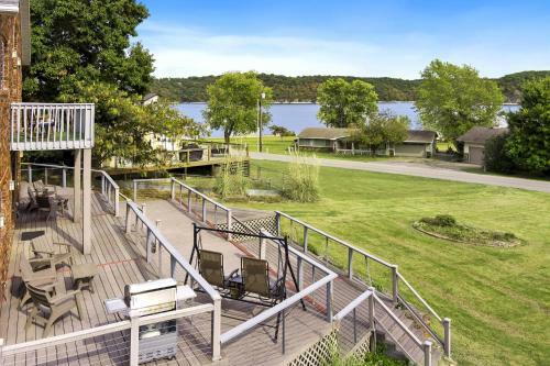 Hillside Hideaway - Lake Views And Lake Access - Hot Tub!