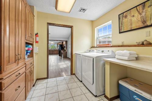 Hillside Hideaway - Lake Views And Lake Access - Hot Tub!