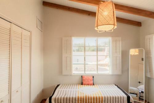 Desert Hues: A Private & Spacious Retreat W/pool