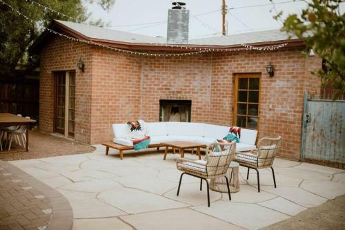 Desert Hues: A Private & Spacious Retreat W/pool