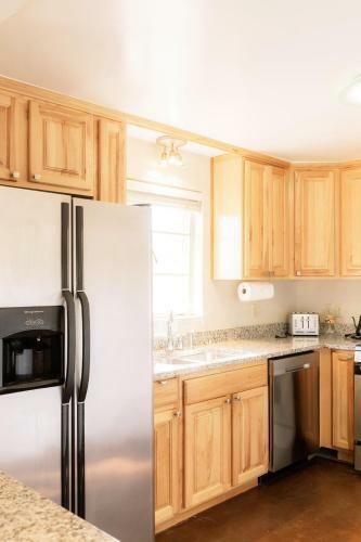 Desert Hues: A Private & Spacious Retreat W/pool