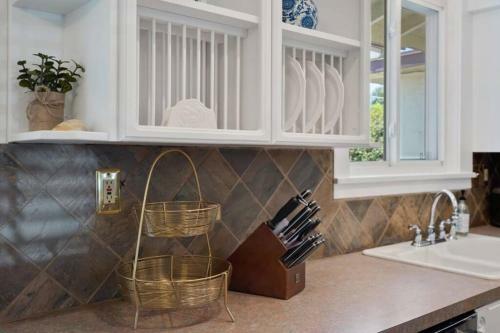 Central 5br Resort Style Retreat W/pool, Game, & Bbq