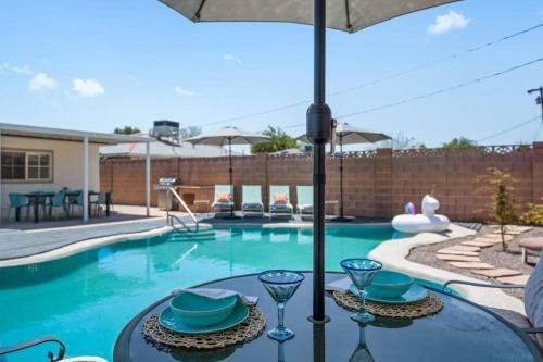 Central 5br Resort Style Retreat W/pool, Game, & Bbq